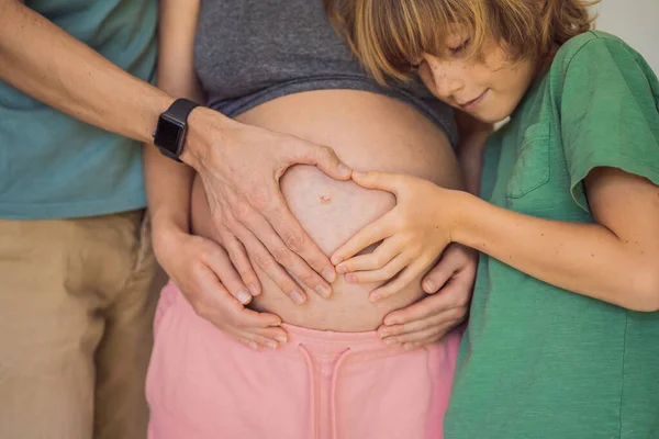 Mulher Grávida Pai Primeiro Filho Criança Mãos Dadas Forma Coração — Fotografia de Stock