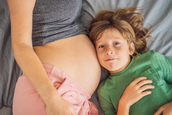 Ung Vacker Gravid Kvinna Och Äldste Son Den Söta Pojken — Stockfoto