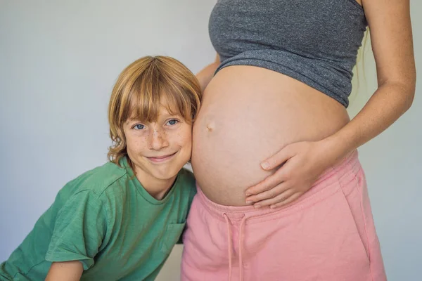 Νεαρή Όμορφη Έγκυος Γυναίκα Και Μεγαλύτερος Γιος Χαριτωμένο Αγόρι Έγειρε — Φωτογραφία Αρχείου