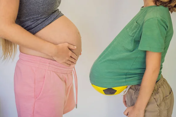 Eğlenceli Bir Çocuk Hamile Güzel Bir Kadın Yeşil Gömleğinin Altına — Stok fotoğraf