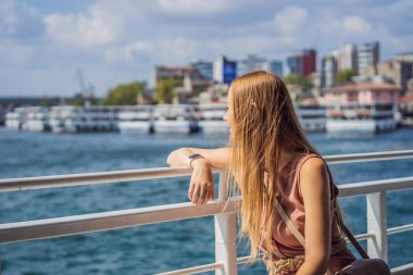 İstanbul 'da İstanbul Boğazı' ndan geçen feribottan denizin keyfini çıkaran mutlu kadın. İstanbul 'a yaz gezisi.