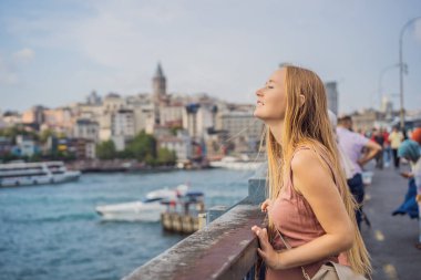 Beyoğlu, İstanbul, Türkiye 'deki Galata Kulesi manzaralı güzel kadın turist portresi. Türkiye.