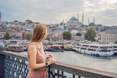 Galata Köprüsü, Golden Horn Körfezi, İstanbul 'da genç bir turist kadın. Meşhur turizm merkezi Boğaz Kanalı 'nın Panorama şehri. Seyahat manzarası Boğaz, Türkiye, Avrupa ve Asya.