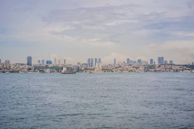 Günbatımında İstanbul, Türkiye. Turist teknesi yazın Golden Horn 'dan denize açılır. İstanbul 'un eski camili güzel güneşli manzarası. İstanbul ve Türkiye 'de seyahat, turizm ve tatil kavramı