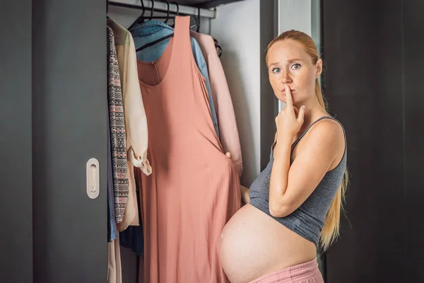 Eine Schwangere Frau Hat Nichts Tragen Eine Schwangere Frau Steht — Stockfoto