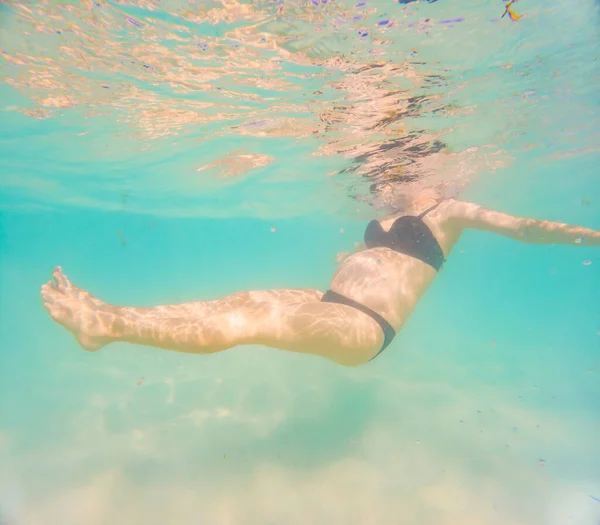 Zwangere Vrouw Onder Water Zwemmen Tropische Zee Gezonde Actieve Zwangerschap — Stockfoto