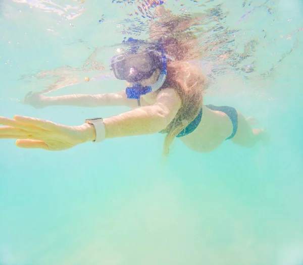 Mujer Embarazada Nadando Bajo Agua Mar Tropical Embarazo Sano Activo — Foto de Stock