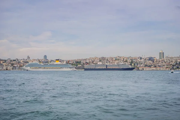 Büyük yolcu gemisi Galataport terminaline yanaştı, Boğaz kıyısında, Karakol Mahallesi 'nde, arka planda Galata Kulesi ile birlikte..