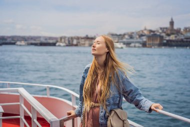 İstanbul 'da İstanbul Boğazı' ndan geçen feribottan denizin keyfini çıkaran mutlu kadın. İstanbul 'a yaz gezisi.