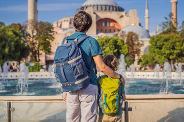 Baba ve oğul turistler, Ayasofya Katedrali 'nin, ünlü İslami Tarihi Cami' nin, İstanbul 'a Seyahat' in güzel manzarasının keyfini çıkarıyorlar. Çocuk konseptiyle seyahat etmek. Güneşli gün mimarisi ve Ayasofya