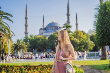 Manzaranın tadını çıkaran kadın turist Mavi Cami Sultanahmet Camii İstanbul, Türkiye.