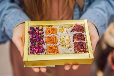 Geleneksel oryantal tatlı kurabiyeler, fındıklar, kurutulmuş meyveler, pastiller, marmelat, şekerli Türk çölü, bal ve şam fıstığı bir sokak gıda pazarında sergileniyor..