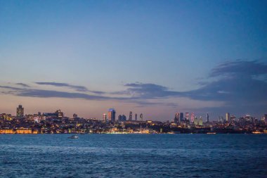 Günbatımında İstanbul, Türkiye. Turist teknesi yazın Golden Horn 'dan denize açılır. İstanbul 'un eski camili güzel güneşli manzarası. İstanbul ve Türkiye 'de seyahat, turizm ve tatil kavramı