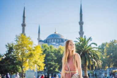 Manzaranın tadını çıkaran kadın turist Mavi Cami Sultanahmet Camii İstanbul, Türkiye.
