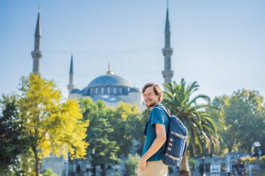 Erkek turist, Mavi Cami Sultanahmet Camii İstanbul, Türkiye manzarasının keyfini çıkarıyor.