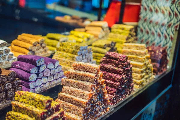 伝統的な東洋の甘いペストリークッキー ナッツ ドライフルーツ パスティーユ マーマレード 砂糖とトルコの砂漠 蜂蜜とピスタチオ ストリートフード市場で表示されます — ストック写真