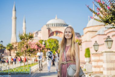 Kadınlar, Ayasofya Katedrali 'nin, ünlü İslami Tarihi Cami' nin, İstanbul 'a Seyahatin tadını çıkarıyor. Güneşli gün mimarisi ve Eminonu 'daki Ayasofya Müzesi, İstanbul, Türkiye. Türkiye.