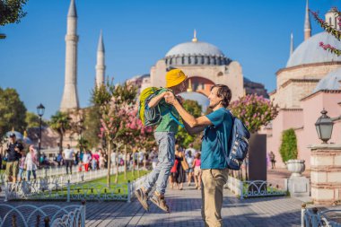 Baba ve oğul turistler, Ayasofya Katedrali 'nin, ünlü İslami Tarihi Cami' nin, İstanbul 'a Seyahat' in güzel manzarasının keyfini çıkarıyorlar. Çocuk konseptiyle seyahat etmek. Güneşli gün mimarisi ve Ayasofya