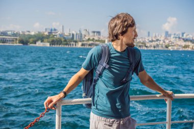 İstanbul 'da İstanbul Boğazı' ndan geçen feribottan denizin keyfini çıkaran mutlu adam. İstanbul 'a yaz gezisi.
