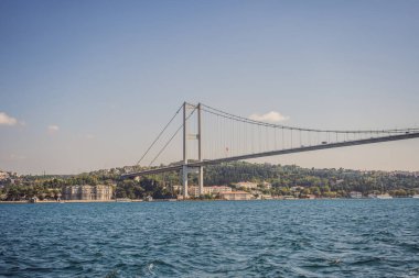 Yazın güneşli bir günde Boğaz Köprüsü, denizden manzara, İstanbul Türkiye.