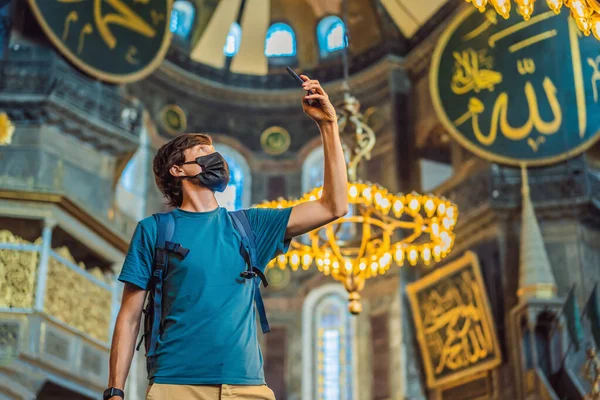 Man Turista Élvezi Hagia Sofia Ayasofya Belső Isztambulban Törökország Bizánci — Stock Fotó