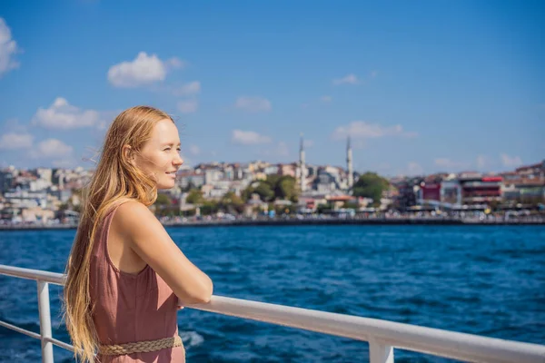 Счастливая Женщина Наслаждающаяся Морем Парома Пересекающего Босфор Стамбуле Летняя Поездка — стоковое фото