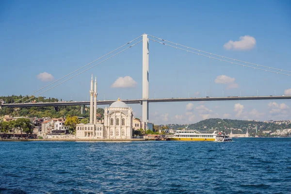土耳其伊斯坦布尔 一个阳光明媚的夏日 从海上看博斯普鲁斯桥 — 图库照片