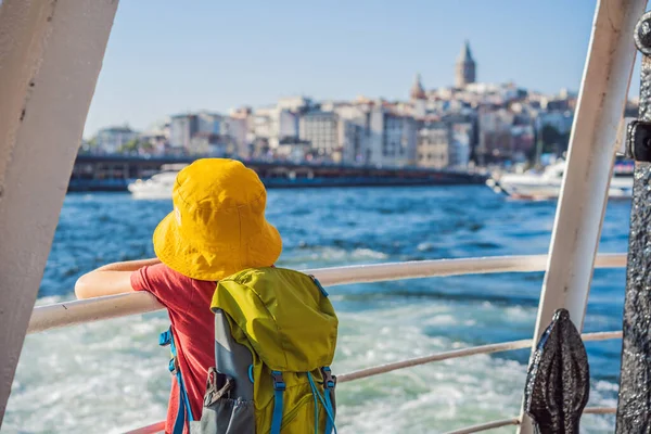 Счастливый Мальчик Наслаждается Морем Паромной Переправы Через Босфор Стамбуле Летняя — стоковое фото