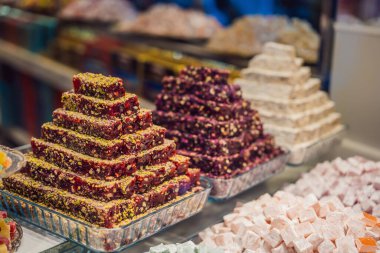 Geleneksel oryantal tatlı kurabiyeler, fındıklar, kurutulmuş meyveler, pastiller, marmelat, şekerli Türk çölü, bal ve şam fıstığı bir sokak gıda pazarında sergileniyor..