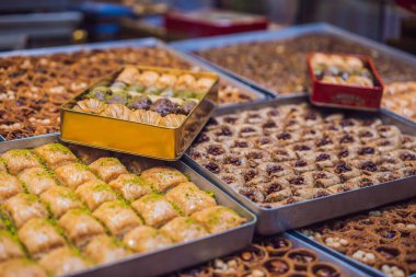 Geleneksel oryantal tatlı kurabiyeler, fındıklar, kurutulmuş meyveler, pastiller, marmelat, şekerli Türk çölü, bal ve şam fıstığı bir sokak gıda pazarında sergileniyor..