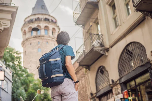 Портрет Человека Туриста Видом Галатскую Башню Бейоглу Стамбул Турция Туркие — стоковое фото