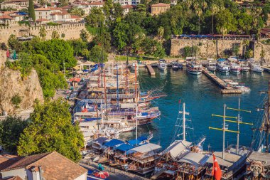 Antalya 'daki eski Kaleici kasabası. Antalya Eski Kent limanı, Taurus dağları ve Akdeniz 'in panoramik manzarası, Türkiye.