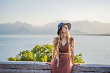 Antalya deniz ve dağ manzaralı mutlu kadın turist, Antalya 'da deniz. Dişi turist gezginleri ilginç yerler ve popüler yerler keşfeder ve eski şehirde yürürler.