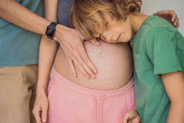 Muttertag Vatertag Kleiner Süßer Blonder Junge Der Mamas Schwangerschaftsbauch Berührt — Stockfoto