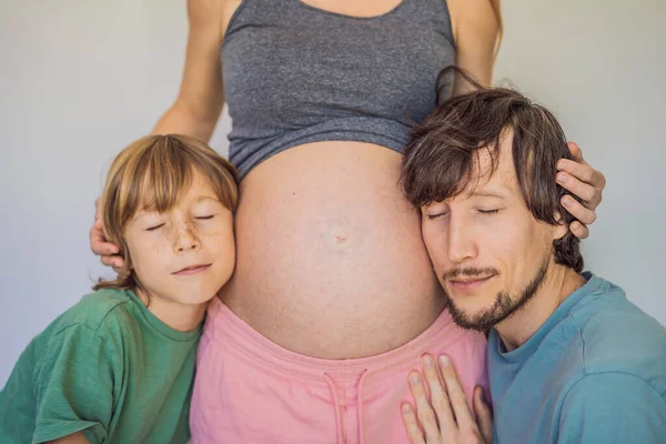 Vater Und Älterer Sohn Hören Auf Mütter Schwangerschaftsbauch — Stockfoto
