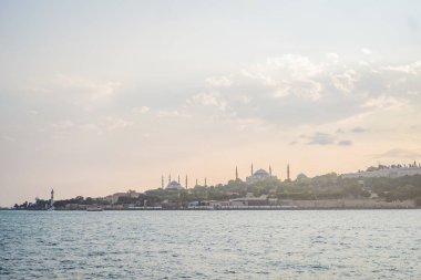 Günbatımında İstanbul, Türkiye. Turist teknesi yazın Golden Horn 'dan denize açılır. İstanbul 'un eski camili güzel güneşli manzarası. İstanbul ve Türkiye 'de seyahat, turizm ve tatil kavramı