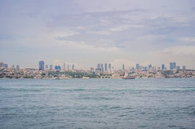 Günbatımında İstanbul, Türkiye. Turist teknesi yazın Golden Horn 'dan denize açılır. İstanbul 'un eski camili güzel güneşli manzarası. İstanbul ve Türkiye 'de seyahat, turizm ve tatil kavramı