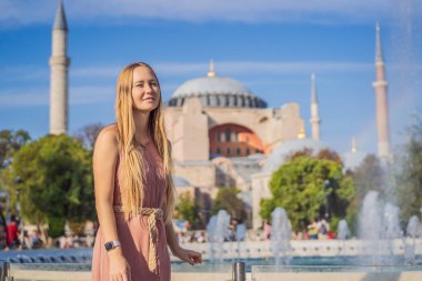 Kadınlar, Ayasofya Katedrali 'nin, ünlü İslami Tarihi Cami' nin, İstanbul 'a Seyahatin tadını çıkarıyor. Güneşli gün mimarisi ve Eminonu 'daki Ayasofya Müzesi, İstanbul, Türkiye. Türkiye.