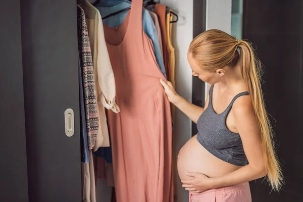 Pregnant Woman Has Nothing Wear Pregnant Woman Stands Front Closet — Stock Photo, Image