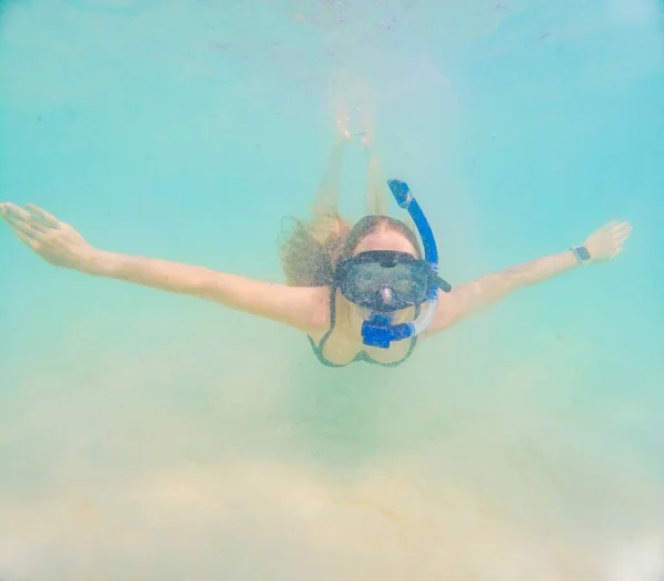 掩码浮潜在清澈的水中的女人 — 图库照片