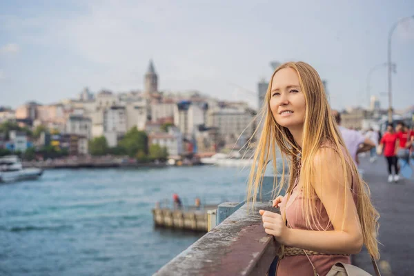 Portrait Belle Touriste Avec Vue Sur Tour Galata Beyoglu Istanbul — Photo