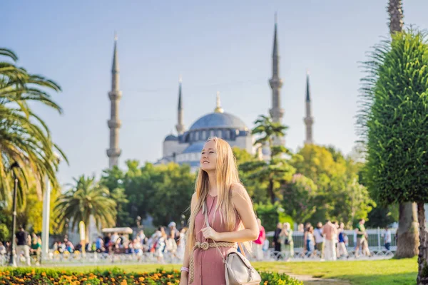 Kvinna Turist Njuter Utsikten Blå Moskén Sultanahmet Camii Istanbul Turkiet — Stockfoto