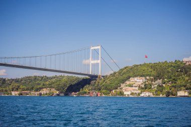 Türkiye, Istanbul, Fatih Sultan Mehmet Köprüsü boğaz üzerinde aşağıda evler.