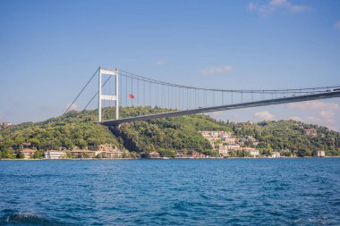Türkiye, Istanbul, Fatih Sultan Mehmet Köprüsü boğaz üzerinde aşağıda evler.