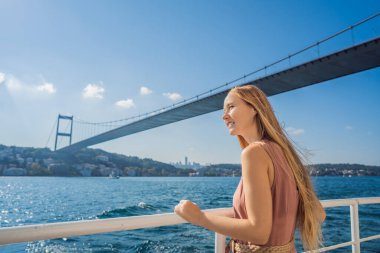 İstanbul 'da İstanbul Boğazı' ndan geçen feribottan denizin keyfini çıkaran mutlu kadın. İstanbul 'a yaz gezisi.