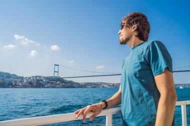 İstanbul 'da İstanbul Boğazı' ndan geçen feribottan denizin keyfini çıkaran mutlu adam. İstanbul 'a yaz gezisi.