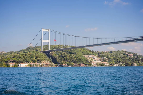 Turquía Estambul Casas Debajo Del Puente Fatih Sultan Mehmet Estrecho — Foto de Stock