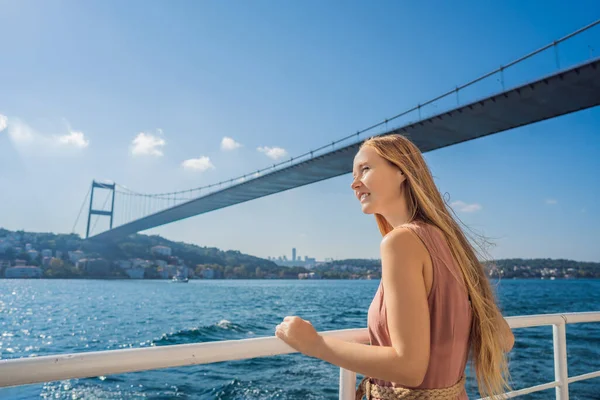 Счастливая Женщина Наслаждающаяся Морем Парома Пересекающего Босфор Стамбуле Летняя Поездка — стоковое фото