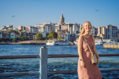 Beyoğlu, İstanbul, Türkiye 'deki Galata Kulesi manzaralı güzel kadın turist portresi. Türkiye.