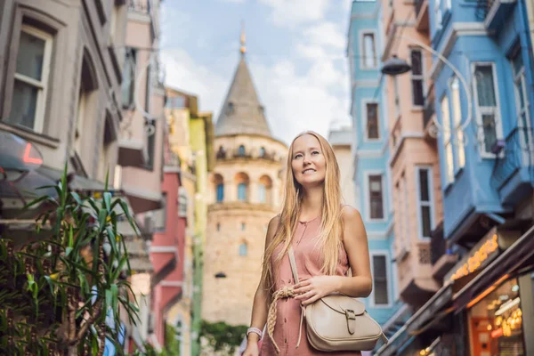 Retrato Mulher Bonita Turista Com Vista Para Torre Galata Beyoglu — Fotografia de Stock